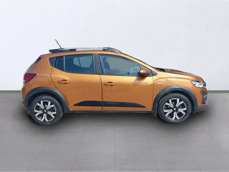 Usado Dacia Sandero Comfort 101 CV (74 kW) 2021 Naranja Berlina