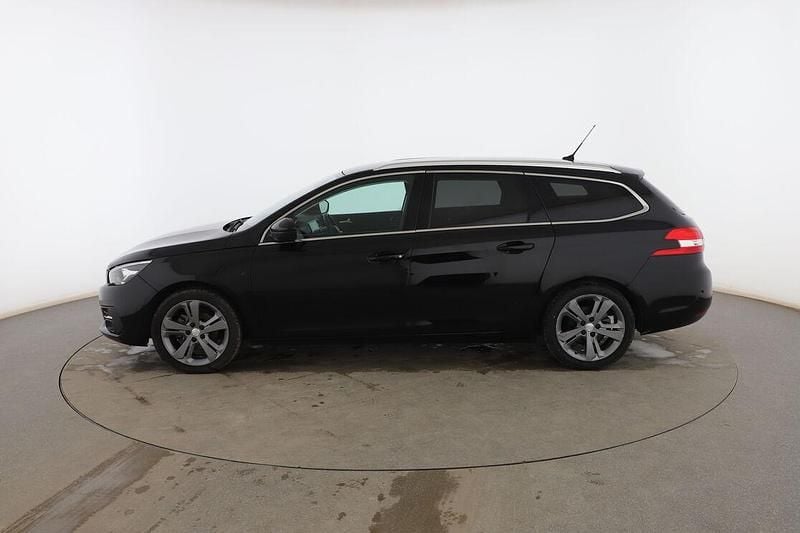 Usado Peugeot 308 Allure 130 CV (95 kW) 2018 Negro Familiar