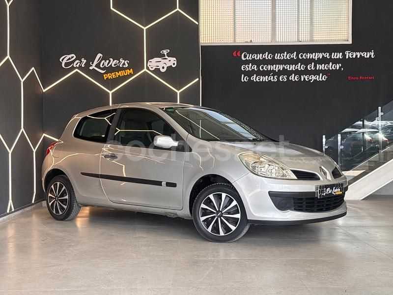 Usado Renault Clio II Authentique 75 CV (55 kW) 2007 Gris / plata Berlina