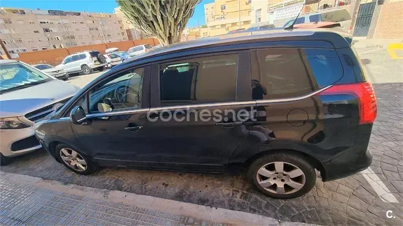 Usado Peugeot 5008 Allure 112 CV (82 kW) 2012 Negro Monovolumen