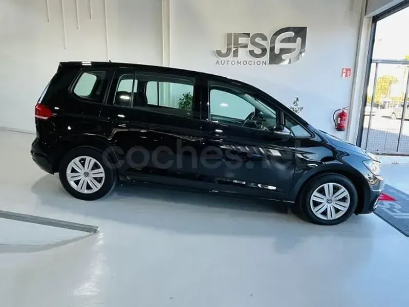 Usado VW Touran Business 116 CV (85 kW) 2020 Negro Monovolumen