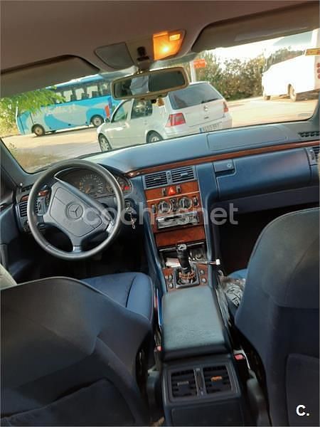 Usado Mercedes E220 Classic 125 CV (91 kW) 1999 Gris / plata Familiar