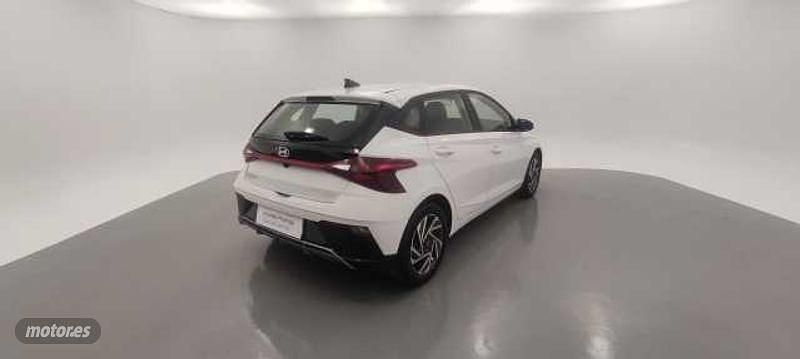 Usado Hyundai i20 99 CV (72 kW) 2024 Atlas white Berlina