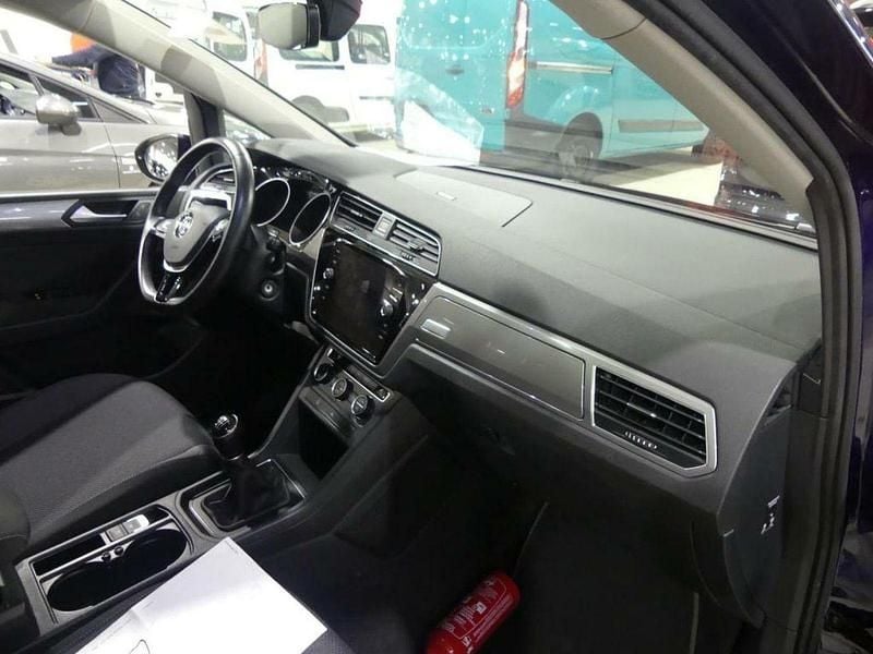 Usado VW Touran Trendline 116 CV (85 kW) 2018 Azul Monovolumen
