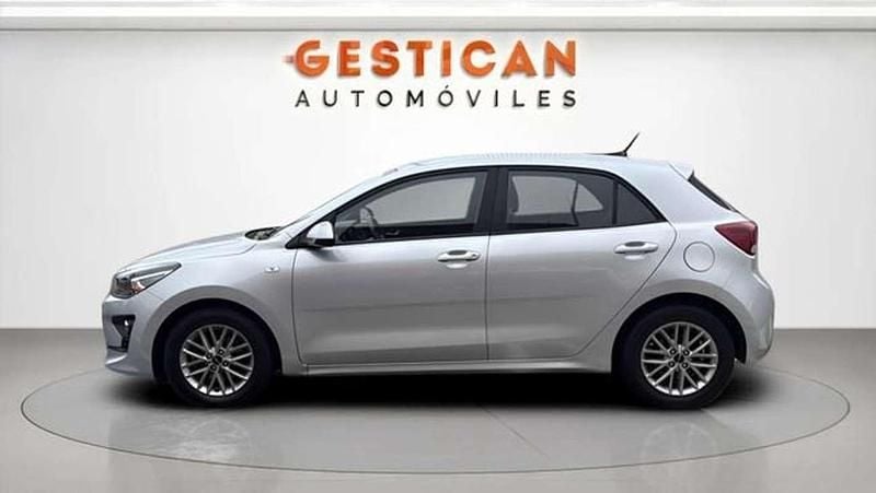 Usado Kia Rio 101 CV (74 kW) 2023 Plateado Berlina