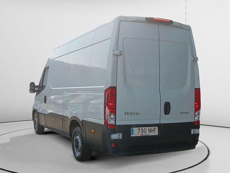 Usado Iveco Daily 137 CV (100 kW) 2022 Blanco Berlina