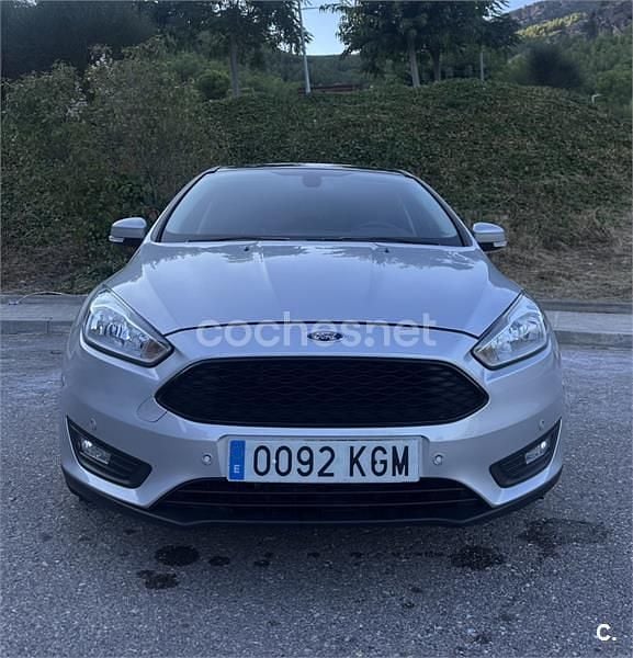 Usado Ford Focus Trend 125 CV (91 kW) 2017 Gris / plata Berlina