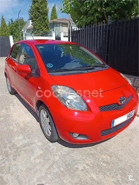 Usado Toyota Yaris Connect Style 101 CV (74 kW) 2011 Rojo Utilitario