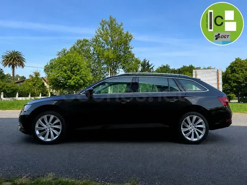 Usado Skoda Superb Style 150 CV (110 kW) 2018 Violeta / lila Familiar