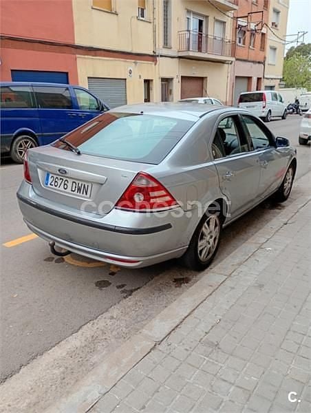 Usado Ford Mondeo Ghia 130 CV (95 kW) 2006 Gris / plata Familiar