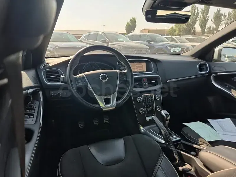 Usado Volvo V40 R-Design Momentum 152 CV (111 kW) 2019 Negro Berlina