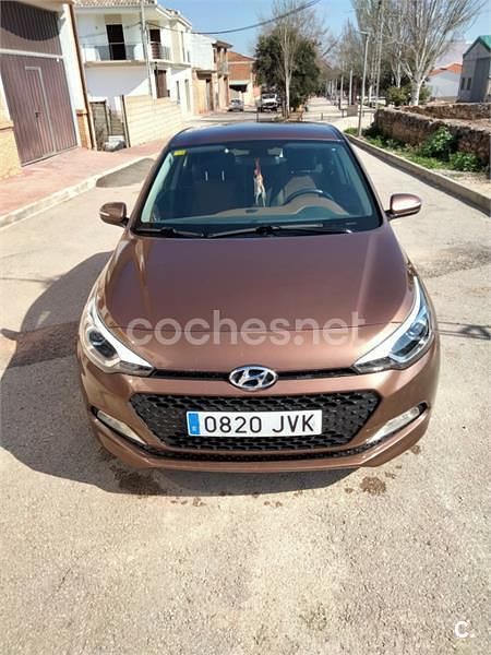 Usado Hyundai i20 84 CV (61 kW) 2016 Marrón Berlina