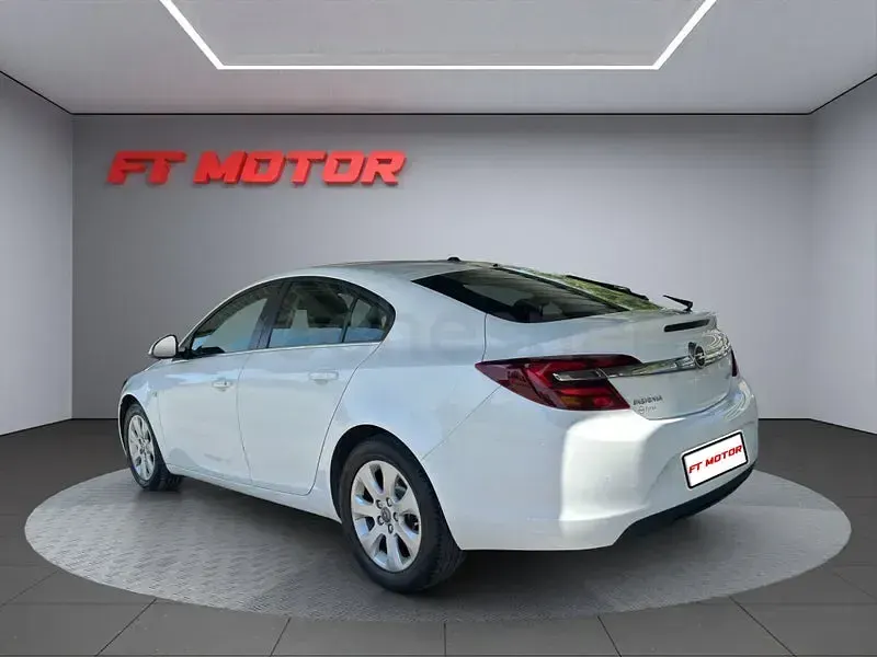 Usado Opel Insignia Selective 136 CV (100 kW) 2016 Blanco Berlina