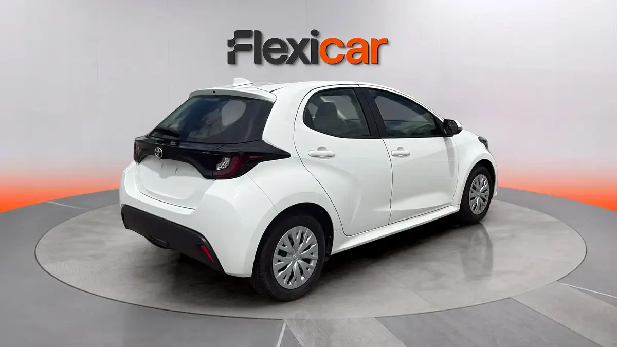 Usado Toyota Yaris 72 CV (52 kW) 2023 Blanco Utilitario