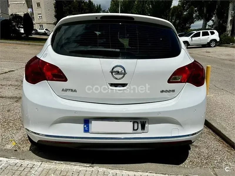 Usado Opel Astra Selective 110 CV (80 kW) 2015 Blanco Berlina