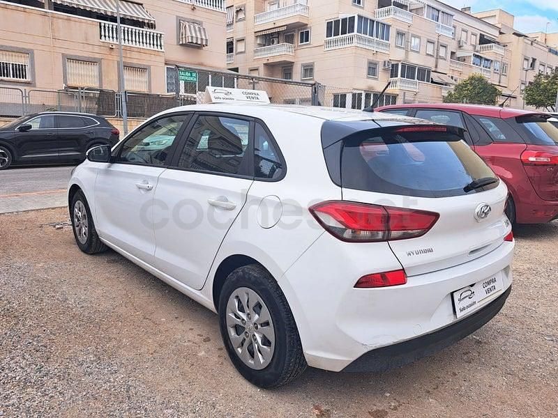 Usado Hyundai i30 95 CV (69 kW) 2018 Blanco Berlina