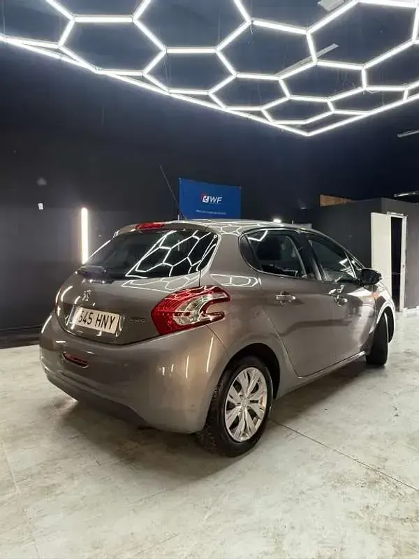 Usado Peugeot 208 Active 82 CV (60 kW) 2013 Marrón Utilitario