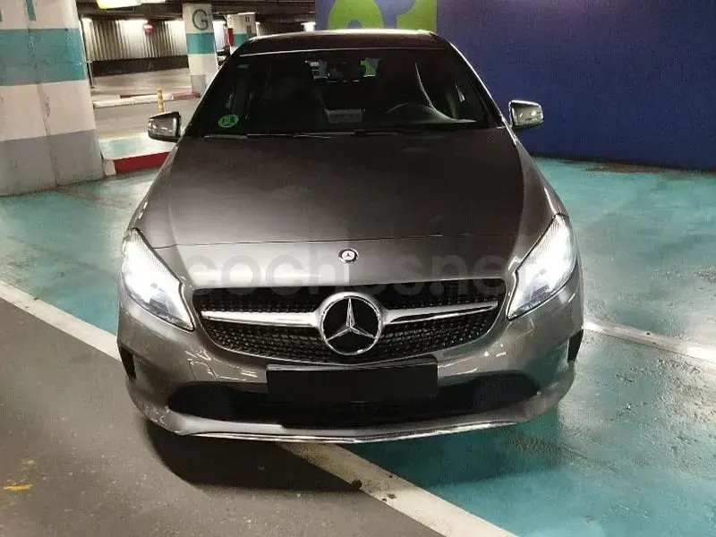 Usado Mercedes A180 109 CV (80 kW) 2017 Gris / plata Utilitario