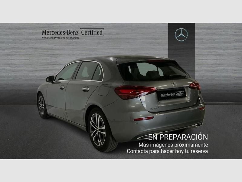 Usado Mercedes A180 136 CV (100 kW) 2024 Gris montaña (metalizado) Utilitario