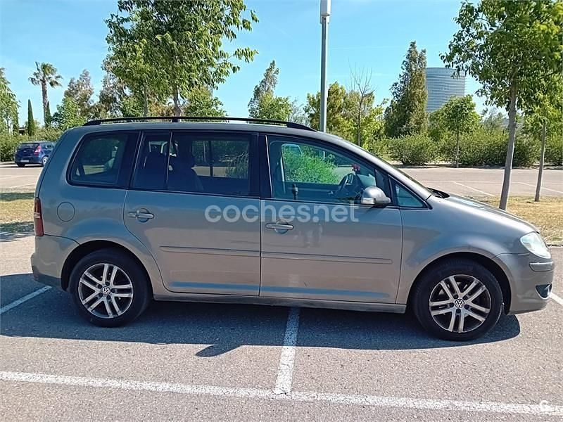 Usado VW Touran 105 CV (77 kW) 2007 Gris / plata Monovolumen