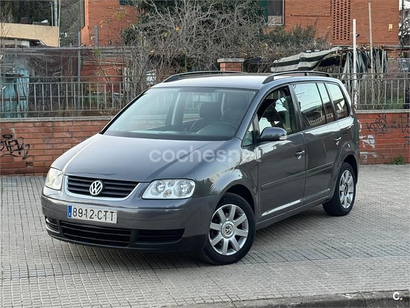 Usado VW Touran Highline 136 CV (100 kW) 2004 Gris / plata Monovolumen