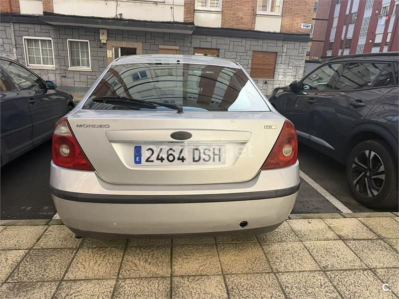 Usado Ford Mondeo Trend 130 CV (95 kW) 2005 Gris / plata Berlina