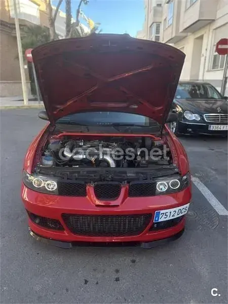 Usado Seat Leon Sport 150 CV (110 kW) 2004 Rojo Utilitario