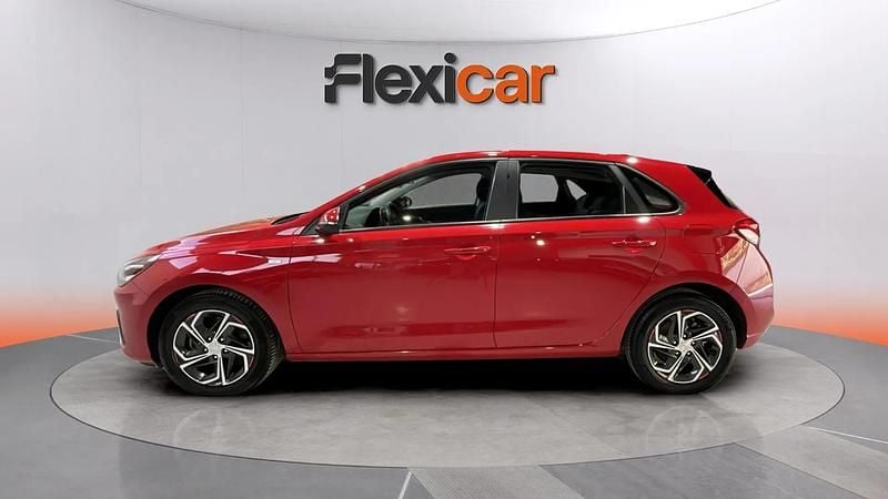 Usado Hyundai i30 120 CV (88 kW) 2024 Rojo Berlina