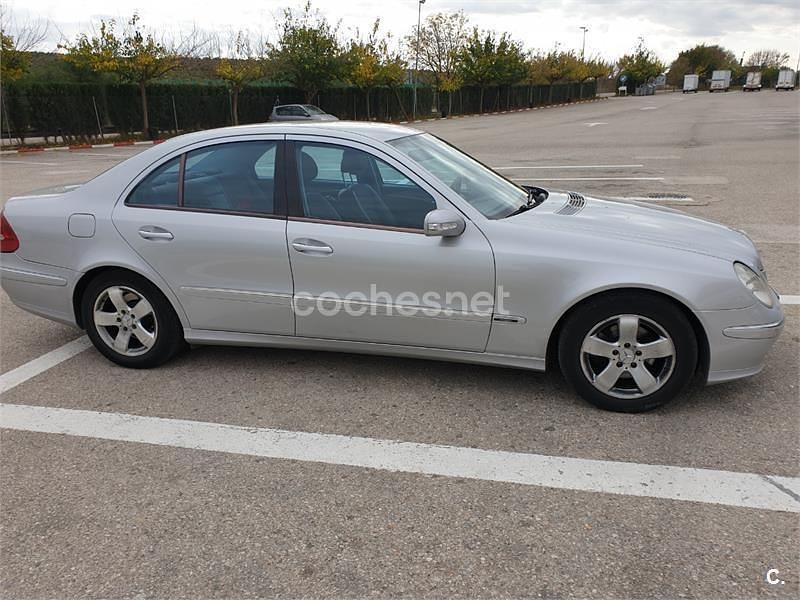 Usado Mercedes E270 Avantgarde 170 CV (125 kW) 2002 Gris / plata Berlina