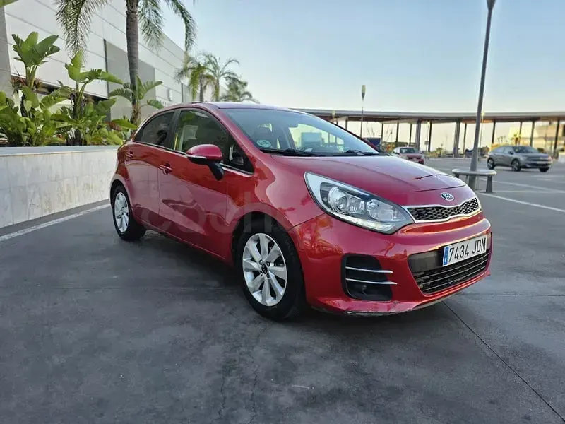 Usado Kia Rio 84 CV (61 kW) 2015 Granate Berlina