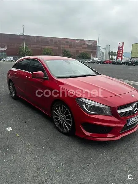 Usado Mercedes CLA220 Shooting Brake AMG line 177 CV (130 kW) 2015 Rojo Familiar