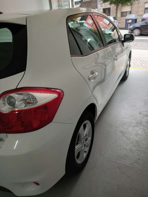 Usado Toyota Auris Hybrid 101 CV (74 kW) 2011 Blanco Utilitario