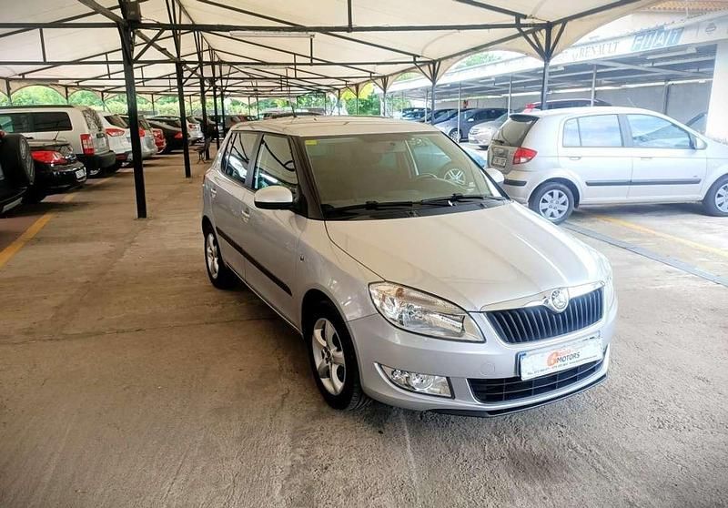 Usado Skoda Fabia Ambition 86 CV (63 kW) 2011 Gris Utilitario