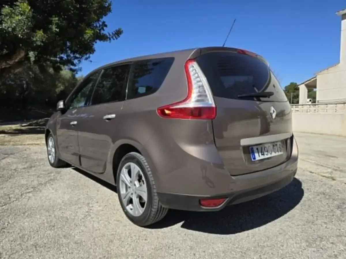 Usado Renault Scénic III Dynamique 131 CV (96 kW) 2010 Marrón Monovolumen