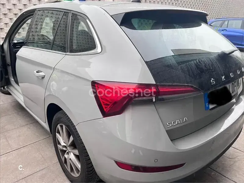 Usado Skoda Scala Ambition 115 CV (84 kW) 2019 Gris / plata Utilitario