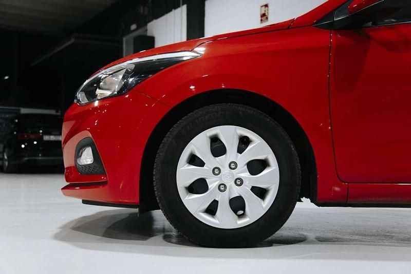 Usado Hyundai i20 75 CV (55 kW) 2019 Rojo Utilitario