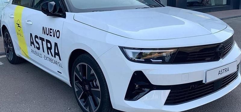 Usado Opel Astra 114 kW (156 CV) 2023 Arktis white Berlina