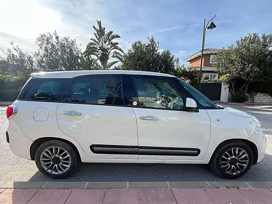 Usado Fiat 500L Lounge 120 CV (88 kW) 2015 Blanco Monovolumen