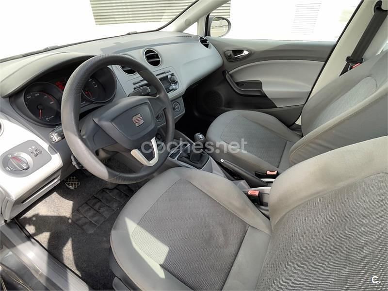 Usado Seat Ibiza Reference 70 CV (51 kW) 2010 Gris / plata Berlina