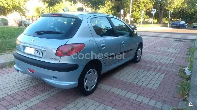 Usado Peugeot 206 70 CV (51 kW) 2004 Azul Berlina