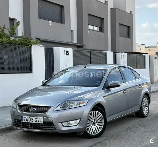 Usado Ford Mondeo Titanium 140 CV (102 kW) 2010 Gris / plata Berlina