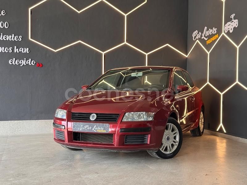 Usado Fiat Stilo Dynamic 103 CV (75 kW) 2002 Granate Berlina