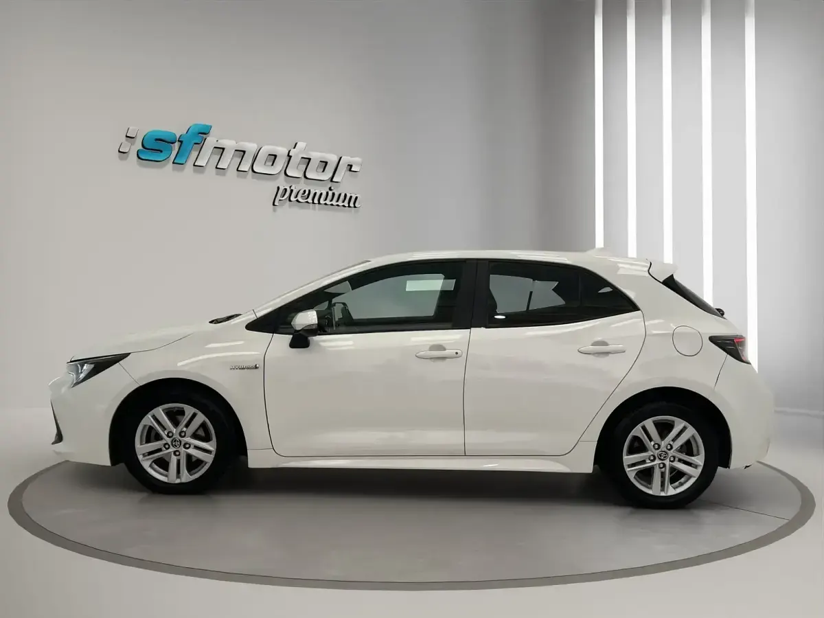 Używany Toyota Corolla Active 184 KM (135 kW) 2021 Biały Hatchback