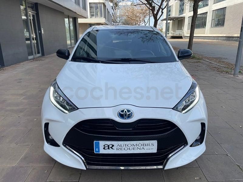 Używany Toyota Yaris Hybrid Plus 116 KM (85 kW) 2022 Biały Sedan/Limuzyna