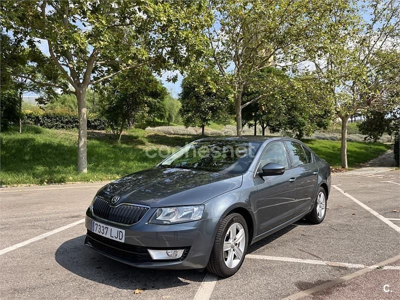 Gris / plata Usado 2016 Skoda Octavia Ambition Berlina | 10.900 € (Precio justo) - Imagen 1/4