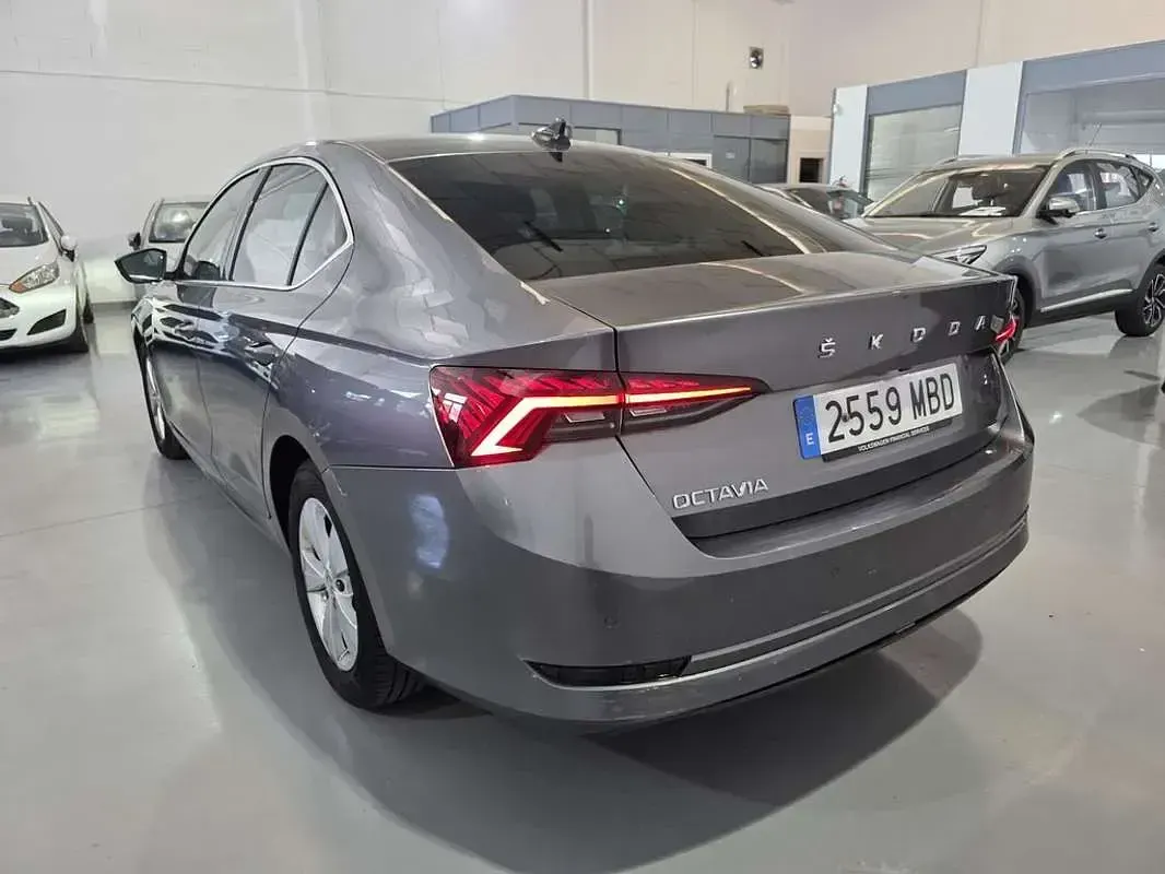 Usado Skoda Octavia Ambition 131 CV (96 kW) 2022 Gris Utilitario