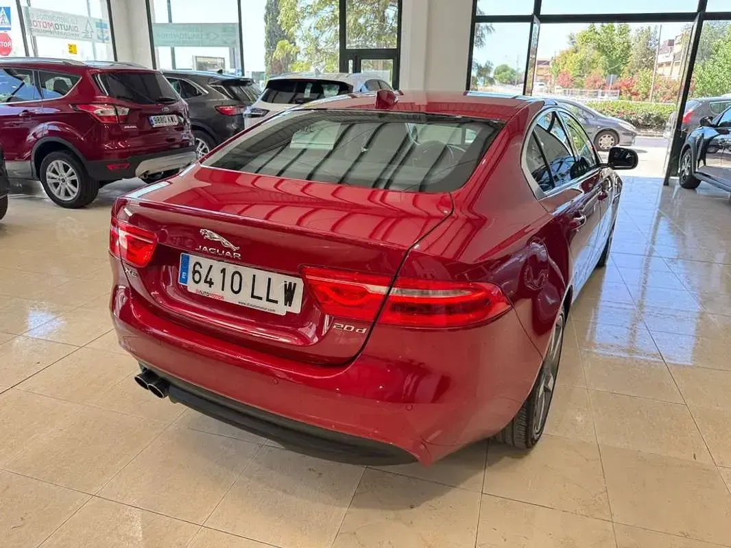 Usado Jaguar XE SE 179 CV (131 kW) 2021 Rojo Berlina