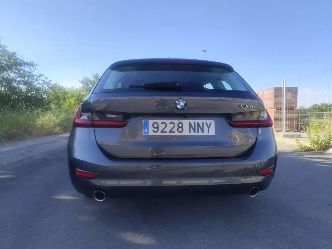Usado BMW 330e 292 CV (214 kW) 2021 Gris / plata Familiar