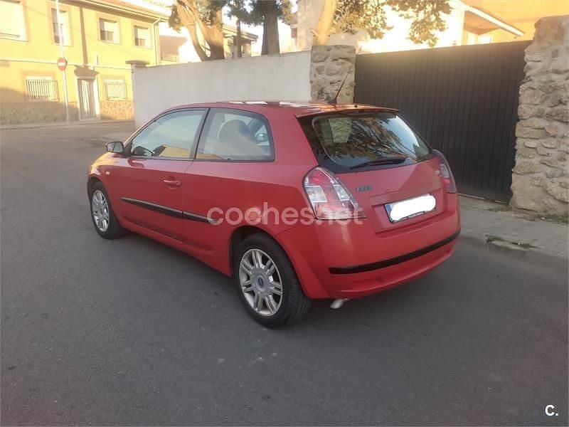 Usado Fiat Stilo Dynamic 103 CV (75 kW) 2003 Rojo Berlina