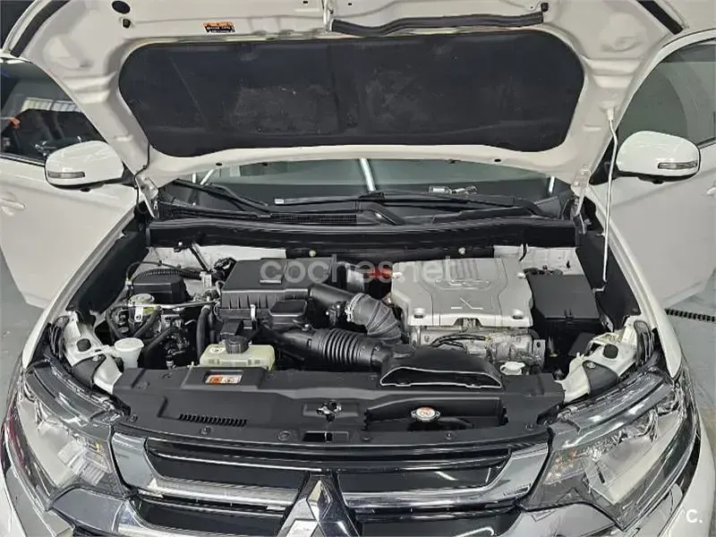 Usado Mitsubishi Outlander P-HEV 203 CV (149 kW) 2018 Blanco SUV